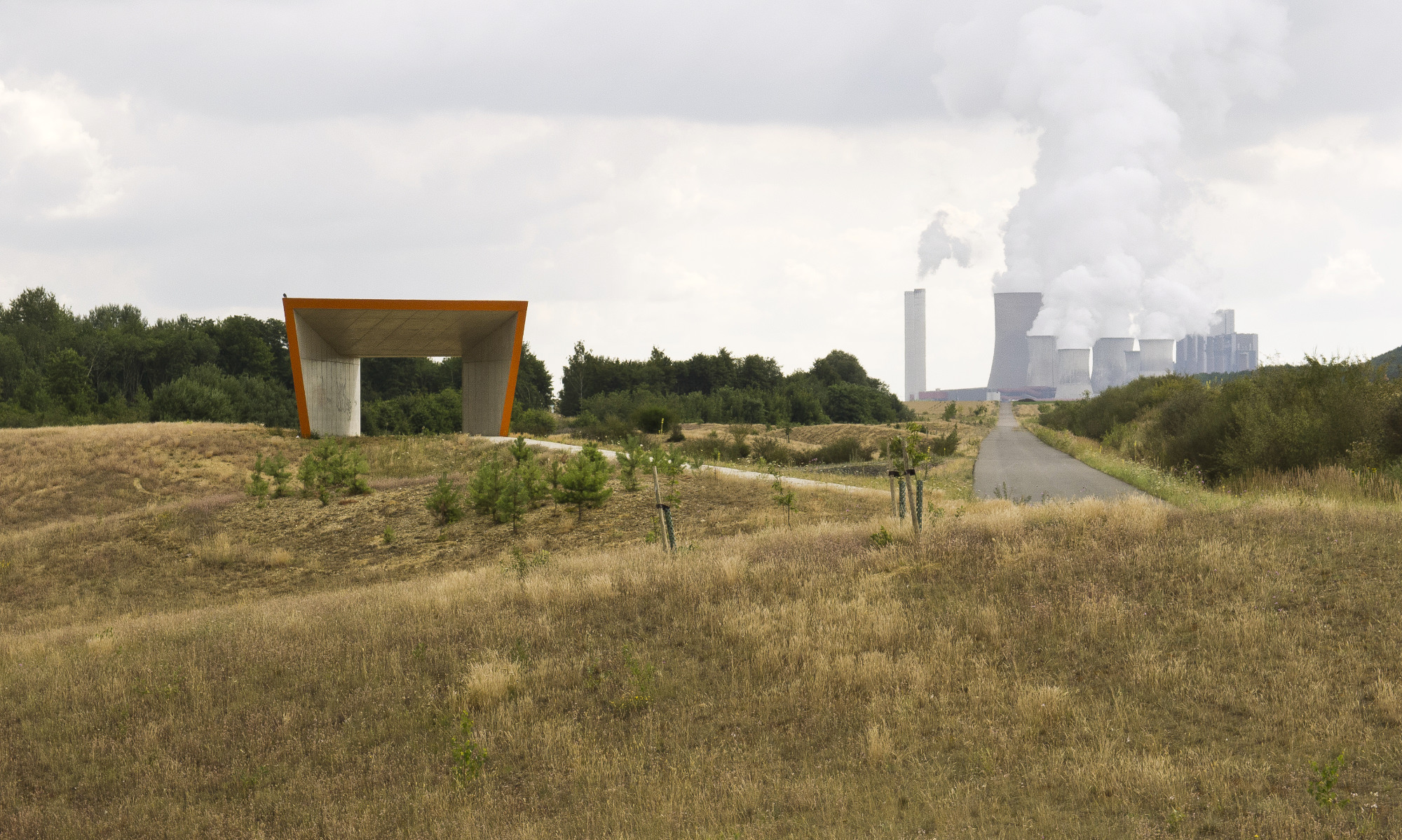 Heidelandschaft mit Dünen und Großkraftwerk